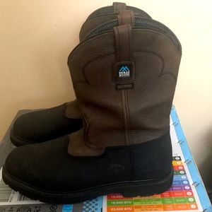 Men’s water and oil resistant boots